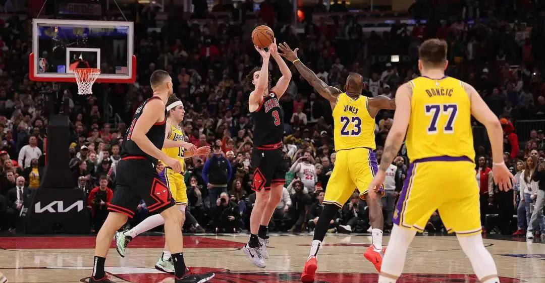 开云体育在线-篮球新星崭露头角：霍拉德-特雷尔在比赛中大放异彩的简单介绍