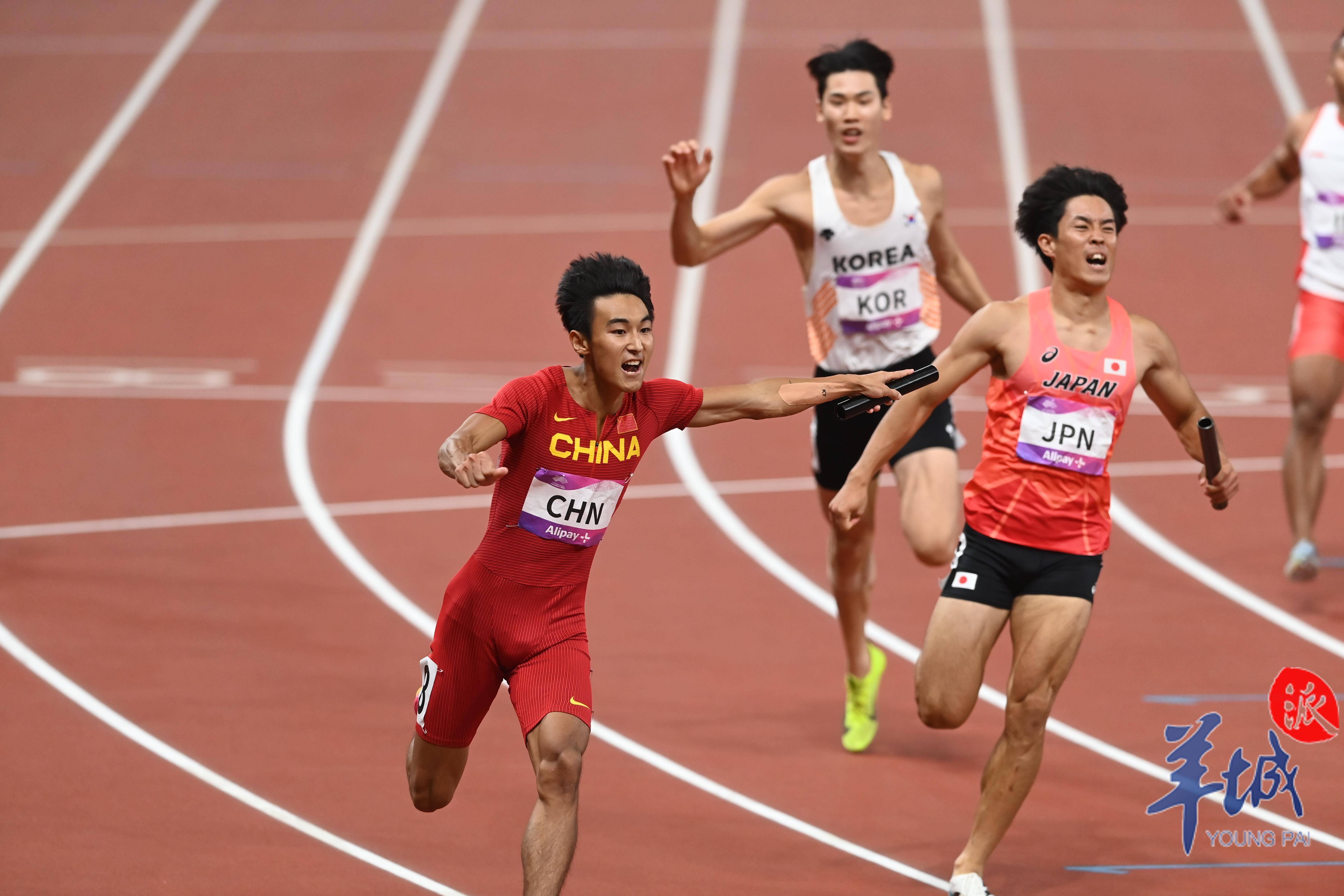 强强对决!田径赛场男子接力赛激情上演 强强对决!田径赛场男子接力赛激情上演