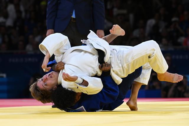 开云体育登录-擂台上的对决：柔道选手向冠军冲刺的简单介绍