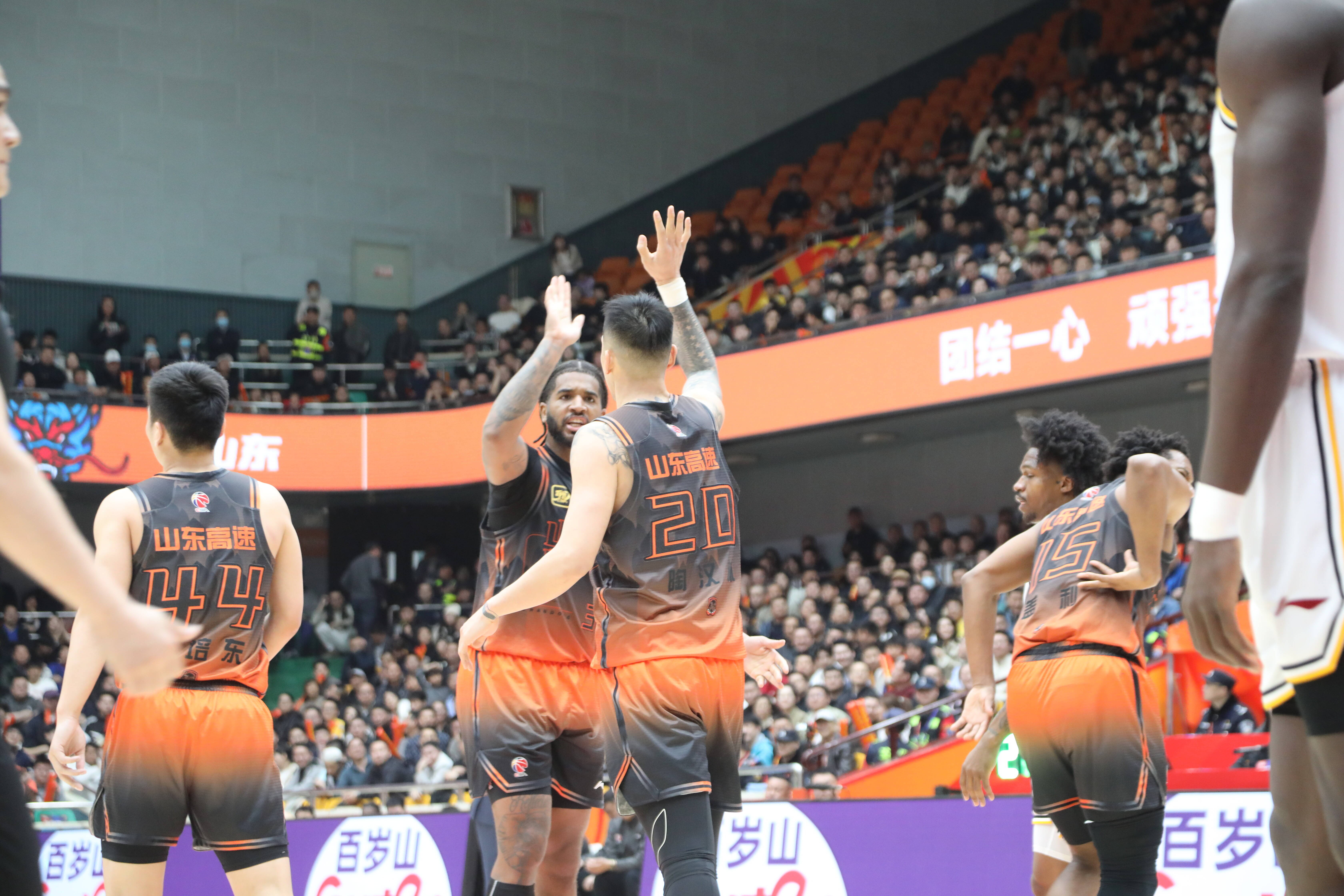 山东男篮士气高涨，冲击常规赛前三