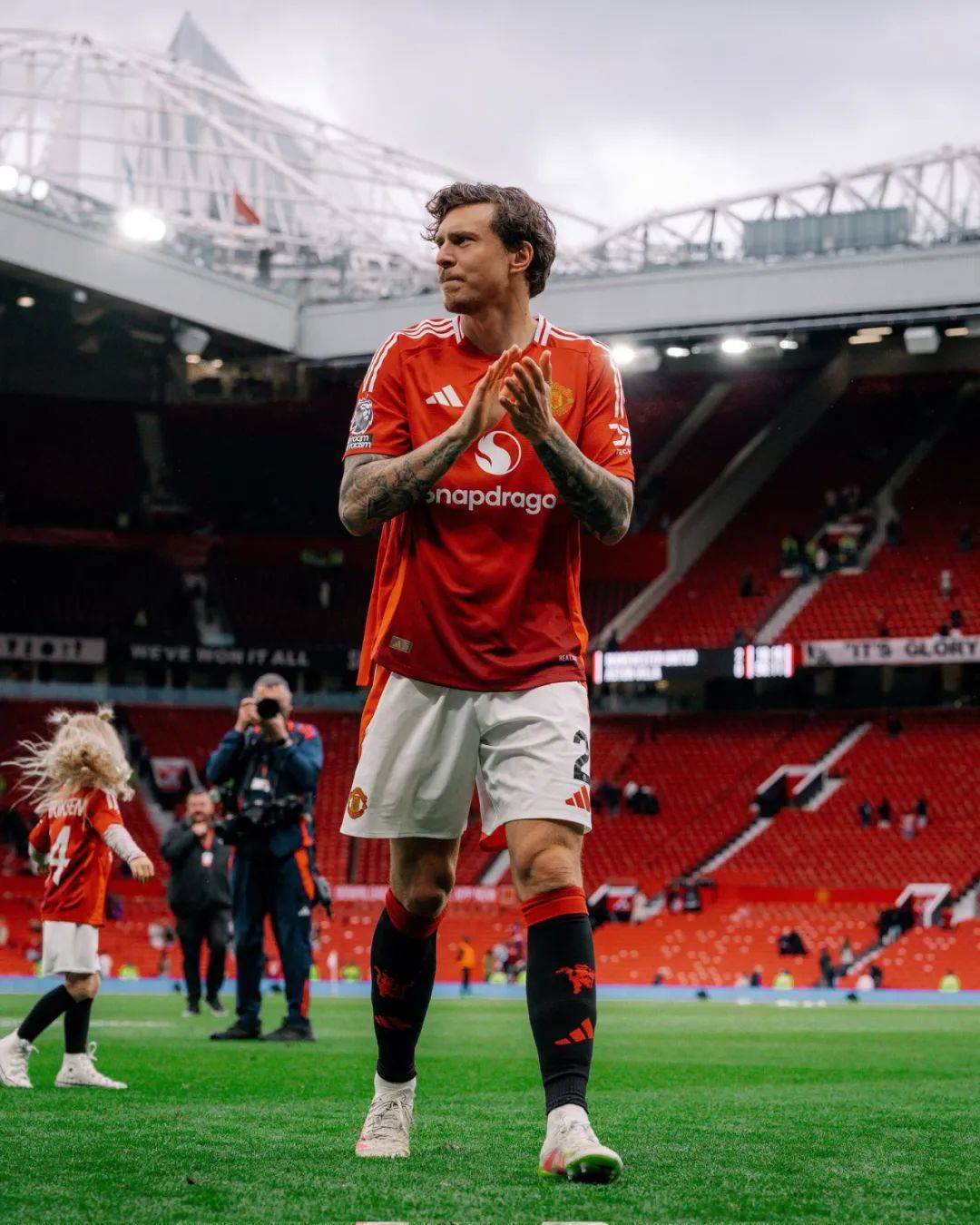 曼联防守稳健,守住场面不失 曼联防守稳健,守住场面不失