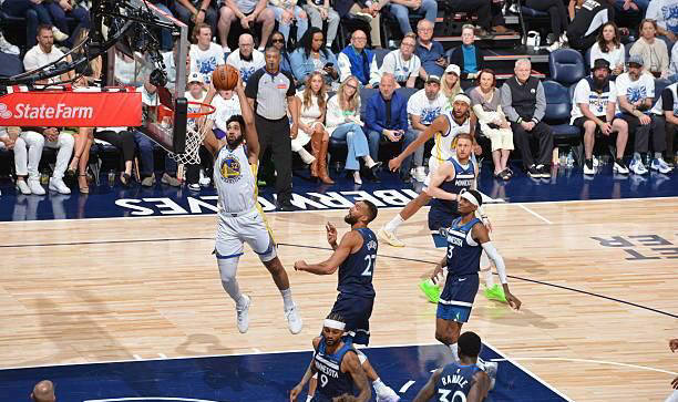 新星球员崭露头角，篮球比赛赛场绽放风采