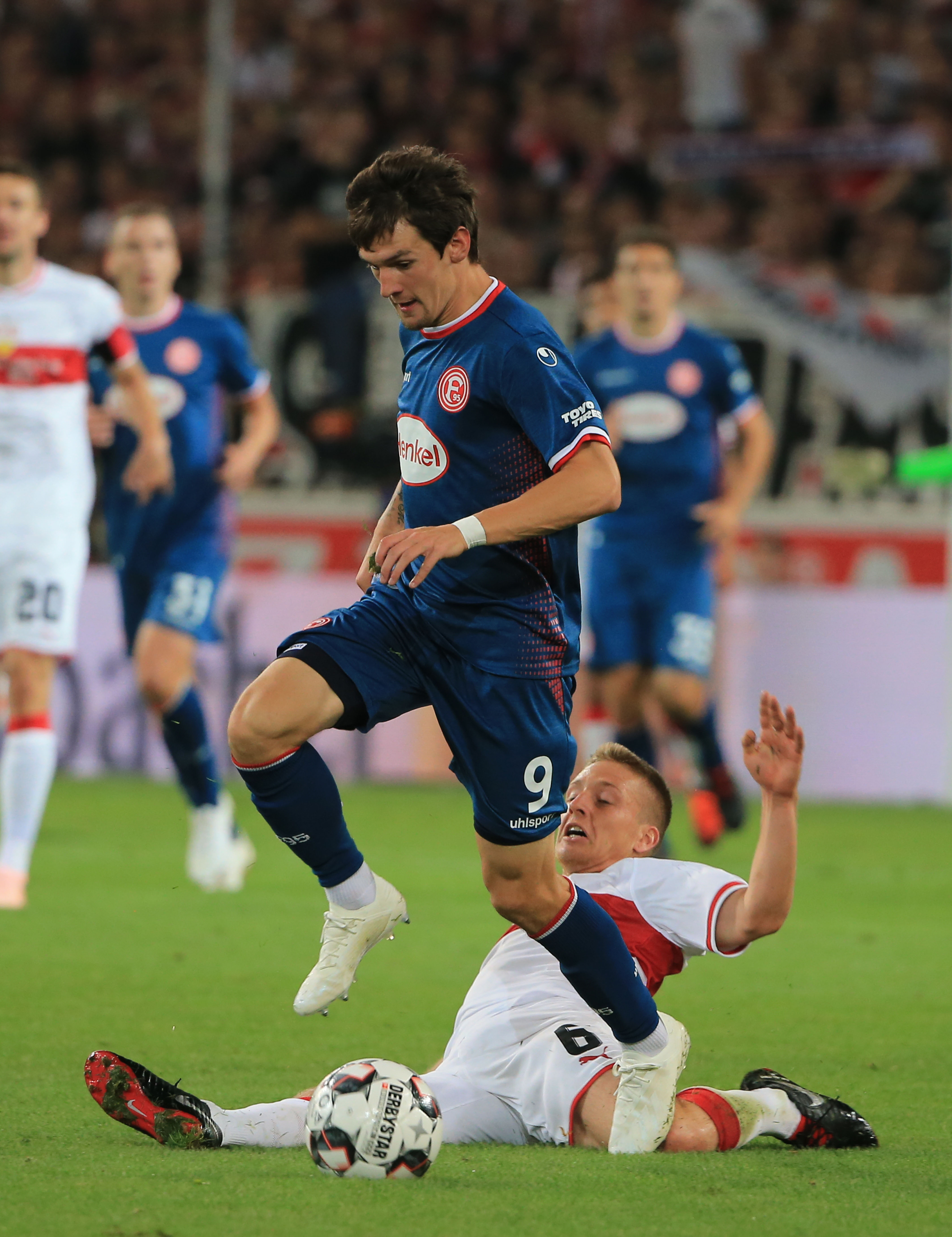 包含克拉姆尼宁头槌破门，美因茨主场战平斯图加特的词条