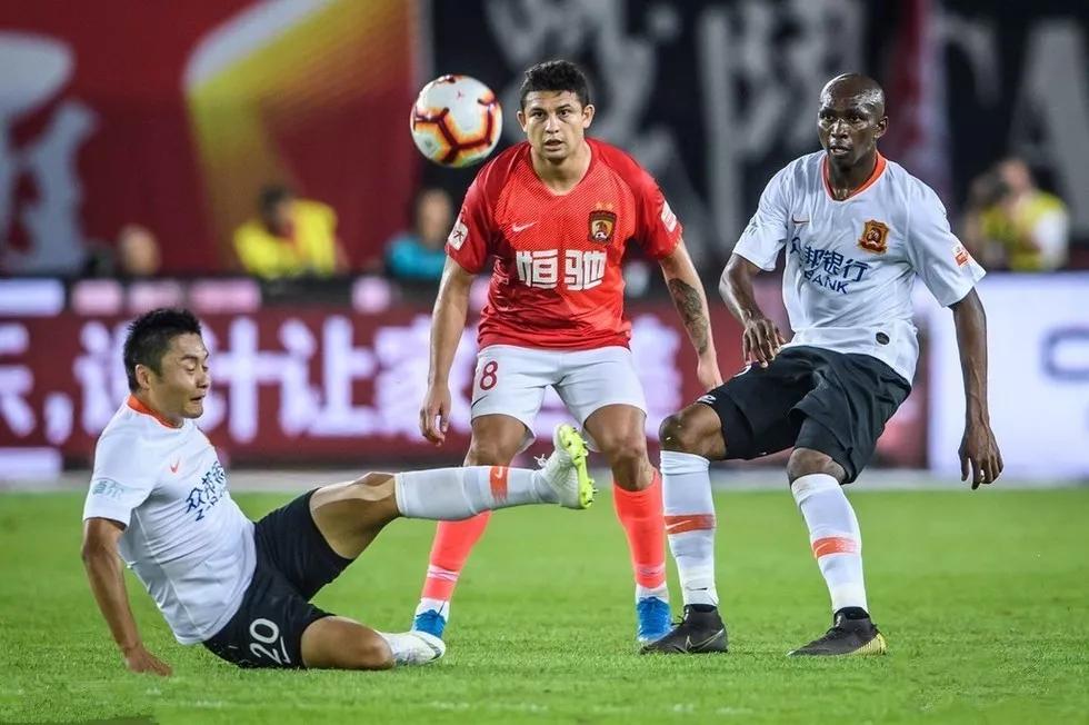 包含广州恒大战平武汉卓尔，稳定排名前四位置的词条