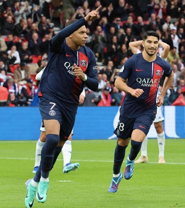 包含巴黎圣日耳曼主场轻取对手,领跑积分榜的词条 包含巴黎圣日耳曼主场轻取对手,领跑积分榜的词条