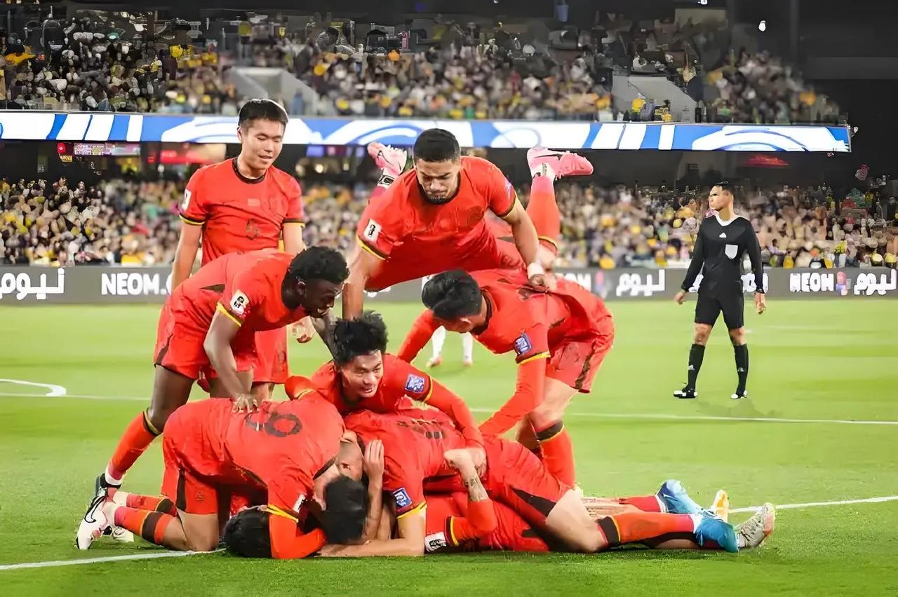 关键比赛中球队奋力拼搏成功夺冠 关键比赛中球队奋力拼搏成功夺冠