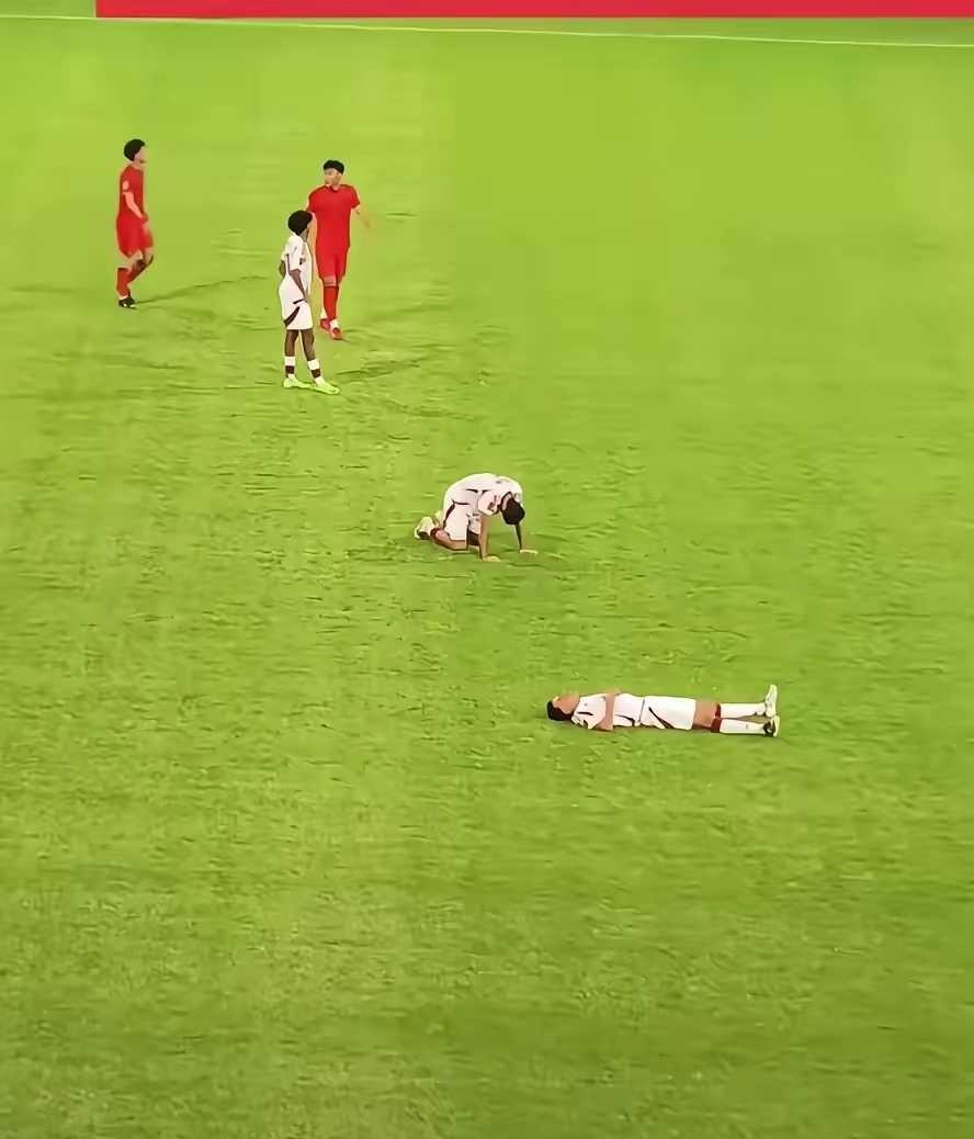 赛场震撼!选手以超强体能压倒对手 赛场震撼!选手以超强体能压倒对手