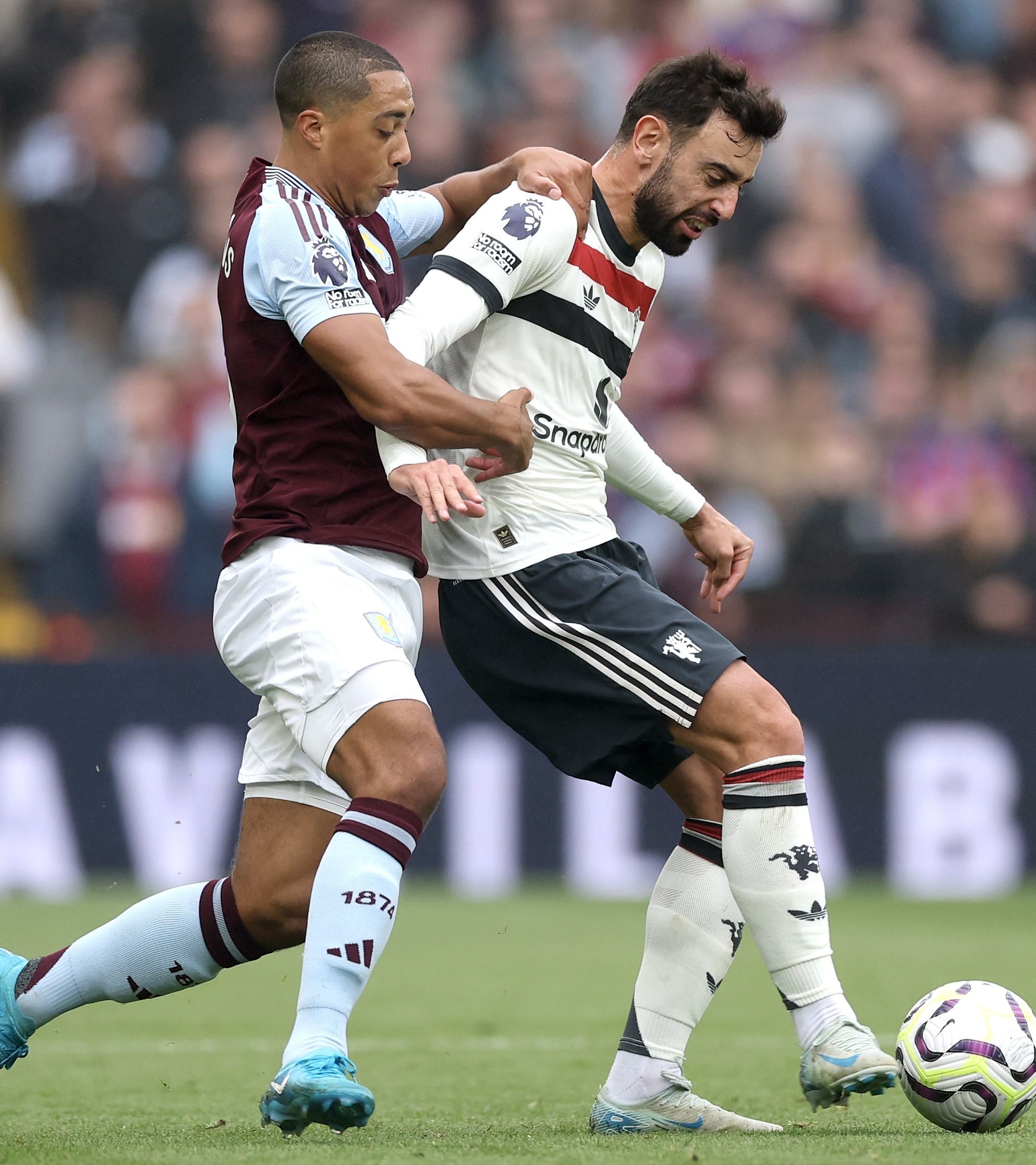 阿斯顿维拉客场不敌强敌，保级形势岌岌可危