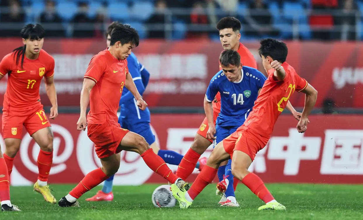 关键时刻!球队紧张比拼,场面火爆 关键时刻!球队紧张比拼,场面火爆