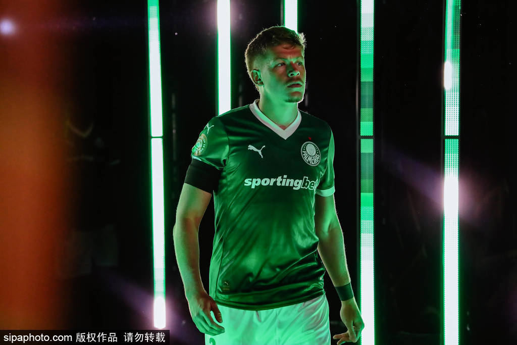 斯特拉斯堡球员团结一心,备战欧联杯冠军奖杯已近在咫尺 斯特拉斯堡球员团结一心,备战欧联杯冠军奖杯已近在咫尺