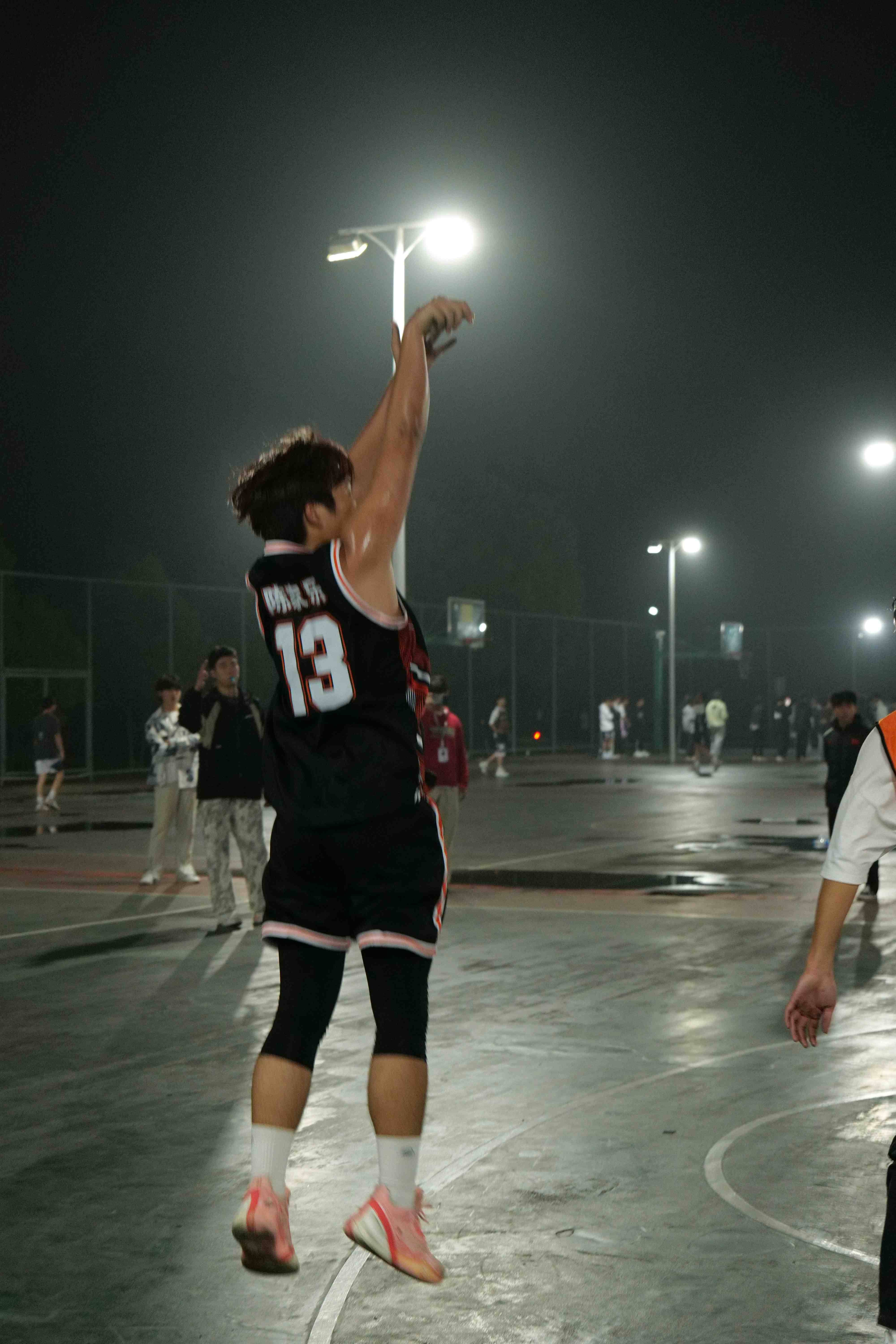 篮球赛场上一幕让人感慨万千 篮球赛场上一幕让人感慨万千