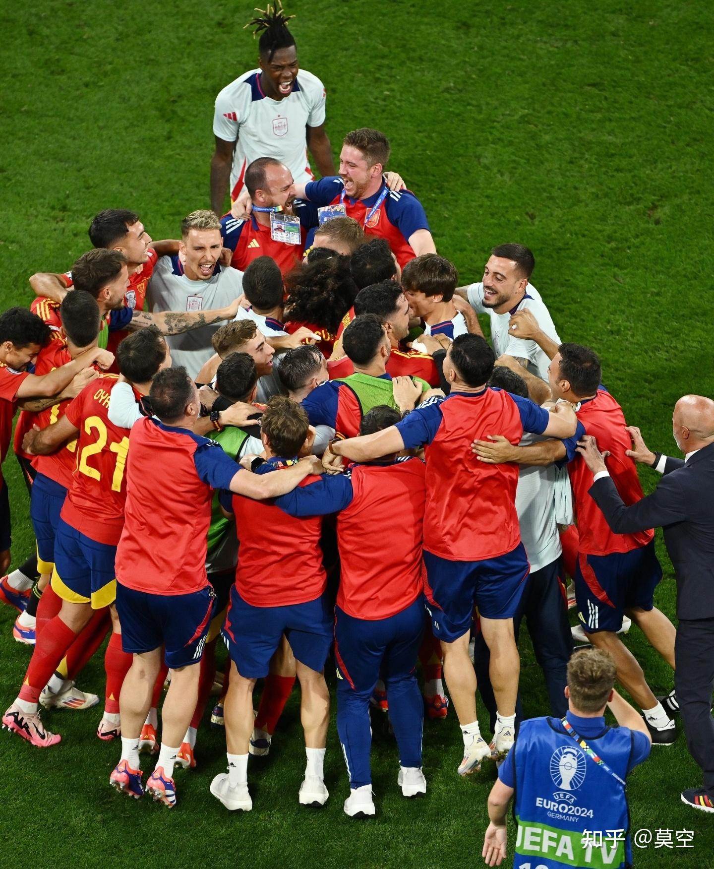 顶级足球比赛上演精彩一幕,球员表现引人关注的简单介绍 顶级足球比赛上演精彩一幕,球员表现引人关注的简单介绍