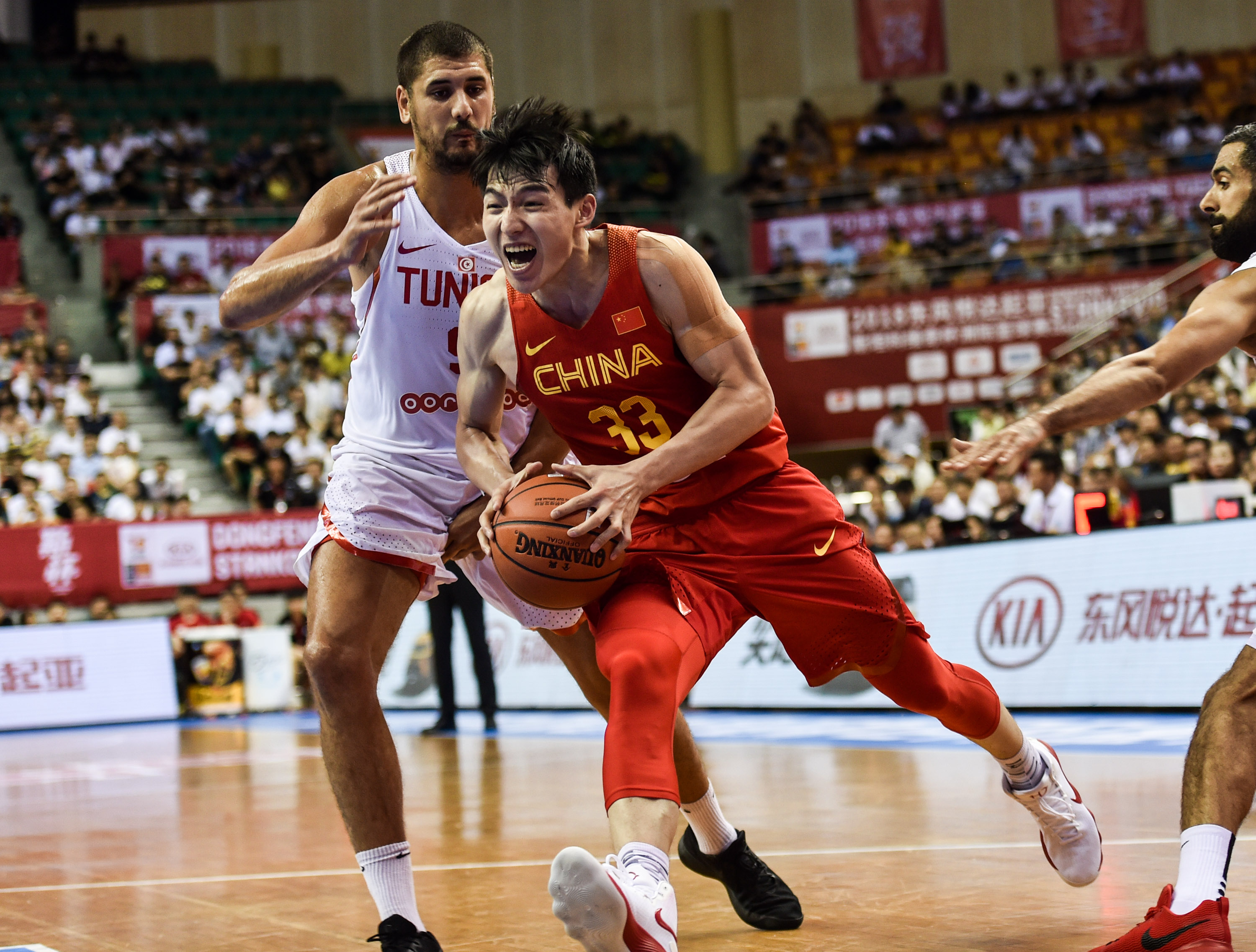 突尼斯篮球明星备战球季，迎接新挑战的简单介绍