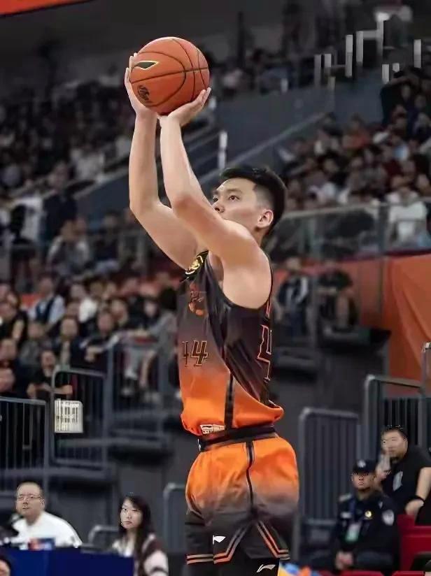 山东男篮胜新疆队,展现强大实力 山东男篮胜新疆队,展现强大实力