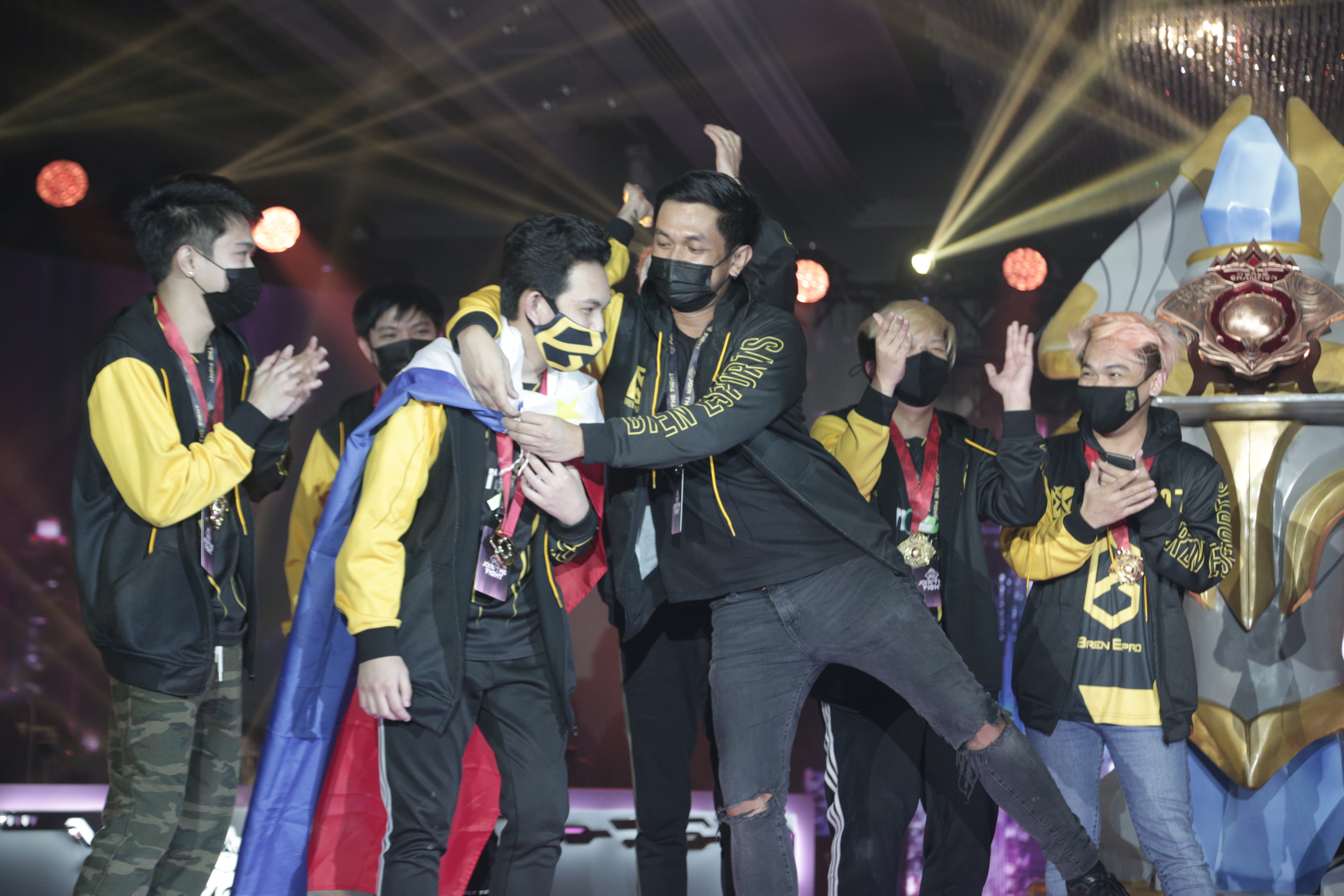 豪强之间的对决吸引着无数球迷目光 豪强之间的对决吸引着无数球迷目光