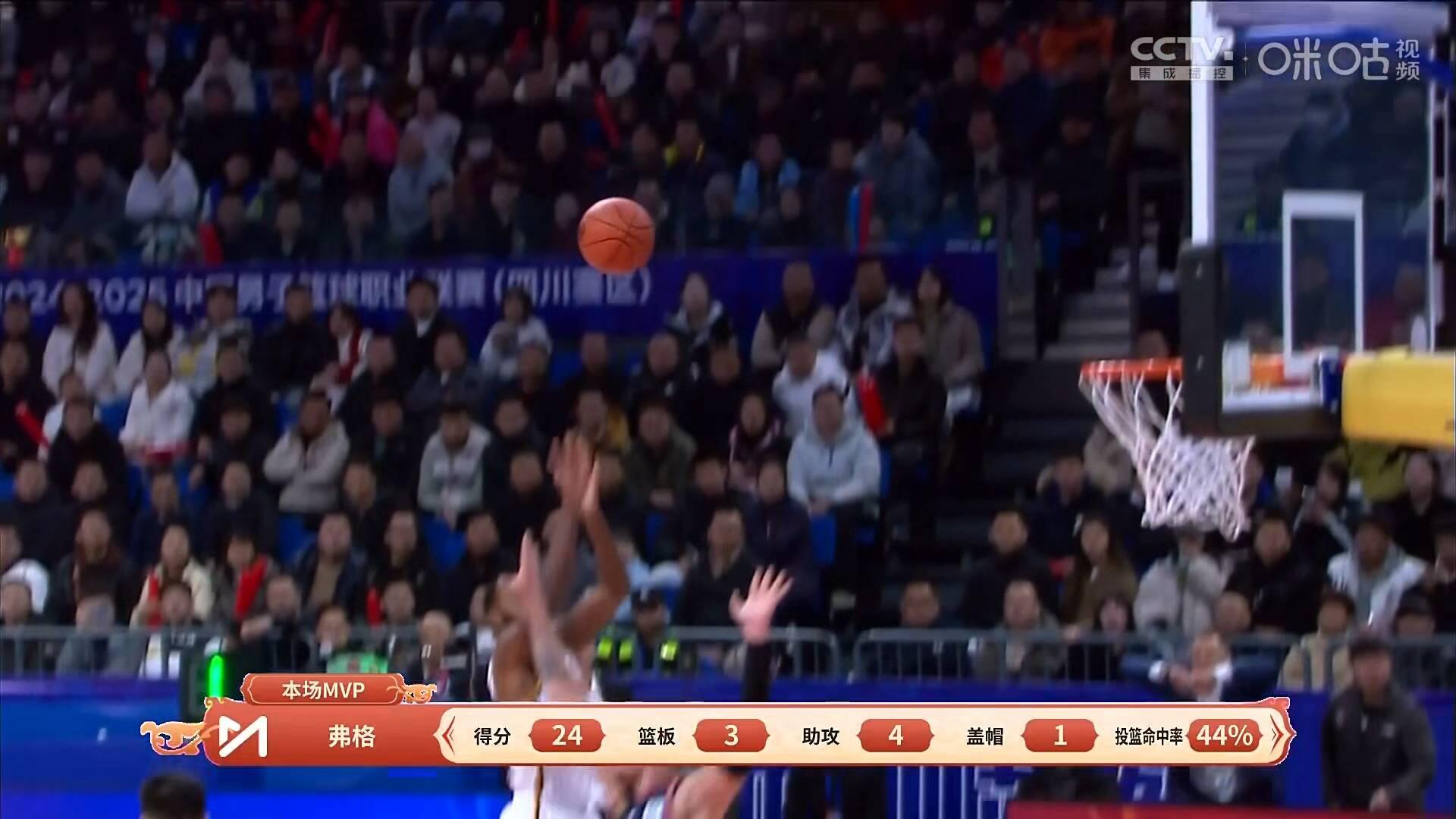 四川男篮在场上积极拼搏,奋勇杀敌 四川男篮在场上积极拼搏,奋勇杀敌