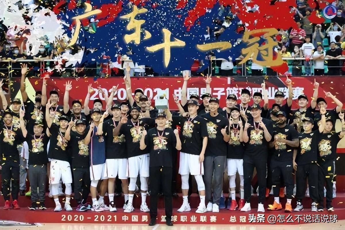 四川男篮在场上积极拼搏,奋勇杀敌 四川男篮在场上积极拼搏,奋勇杀敌