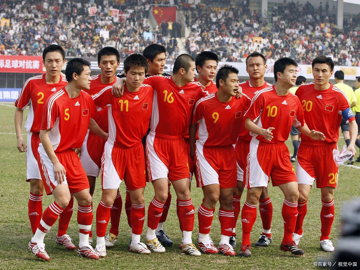 足球赛场上的精彩对决吸引众人瞩目