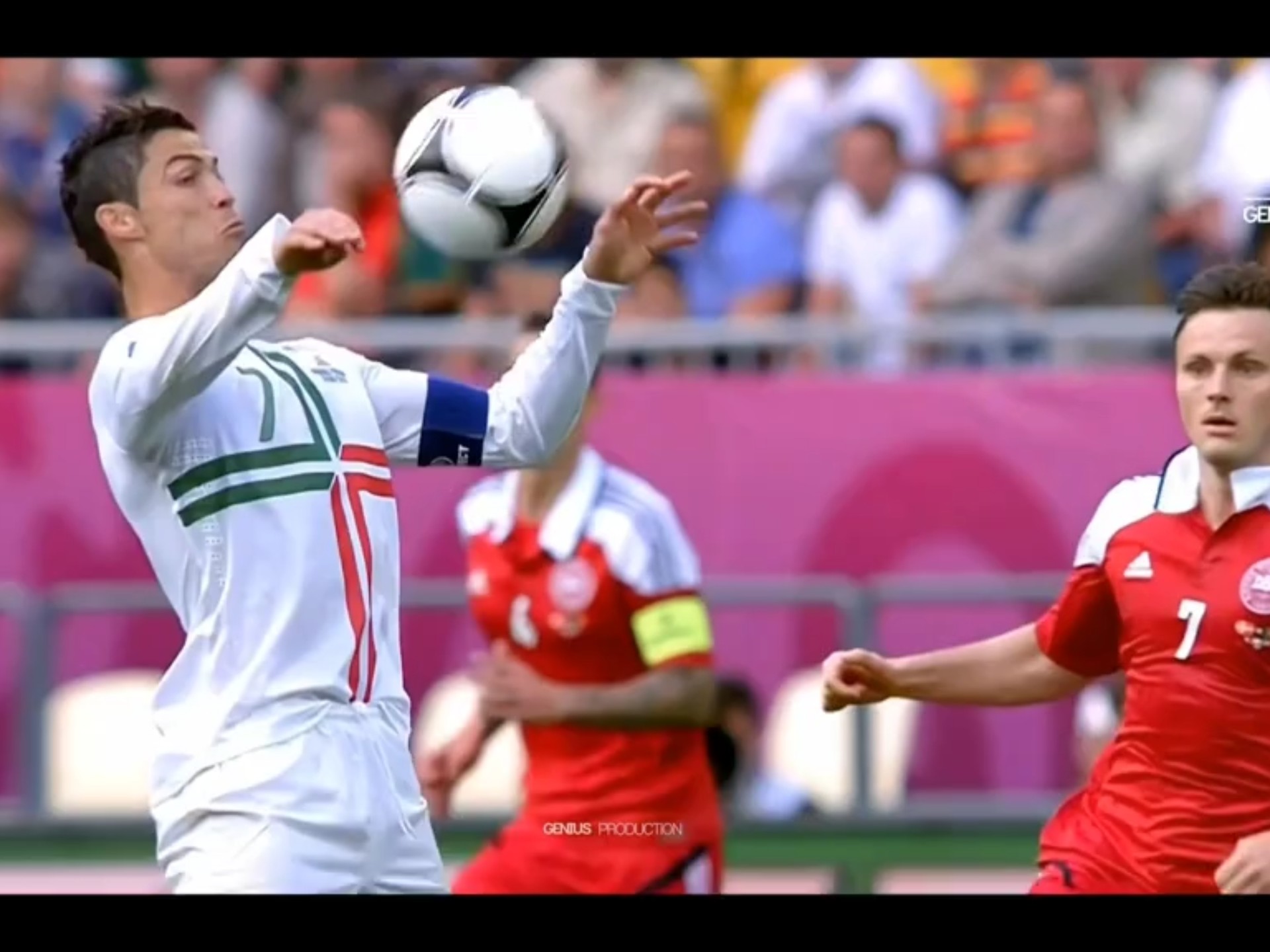 足球赛场上的精彩对决吸引众人瞩目