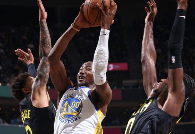 爵士队后卫表现出色,力保球队连胜壮举 爵士队后卫表现出色,力保球队连胜壮举