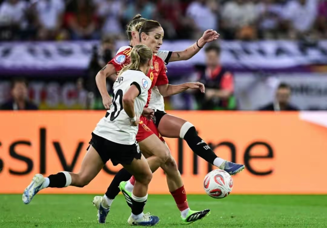 巴塞罗那女足球队展开战术讨论 巴塞罗那女足球队展开战术讨论