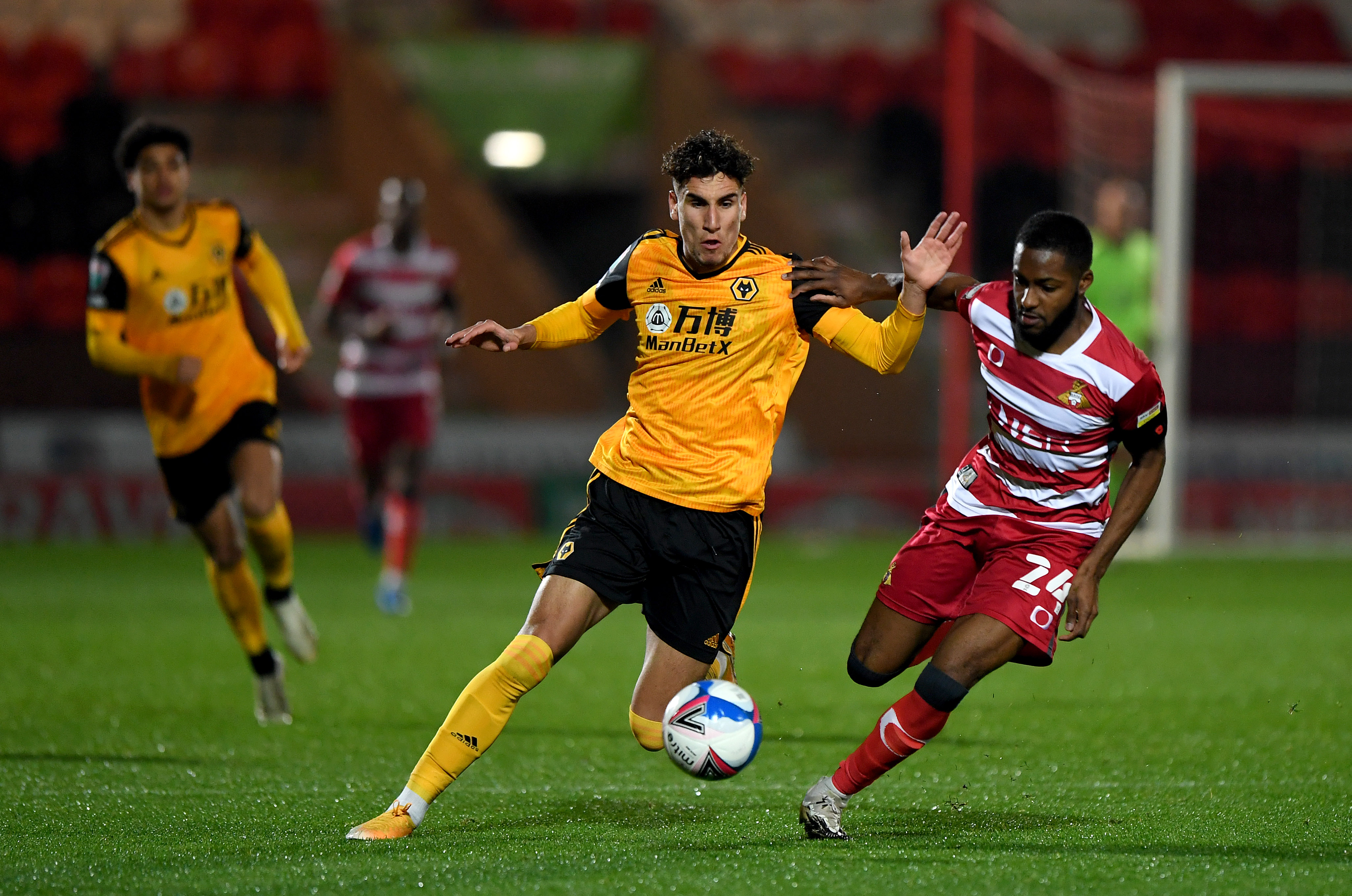 开云下载-狼队客场斩获分数，继续表现出色