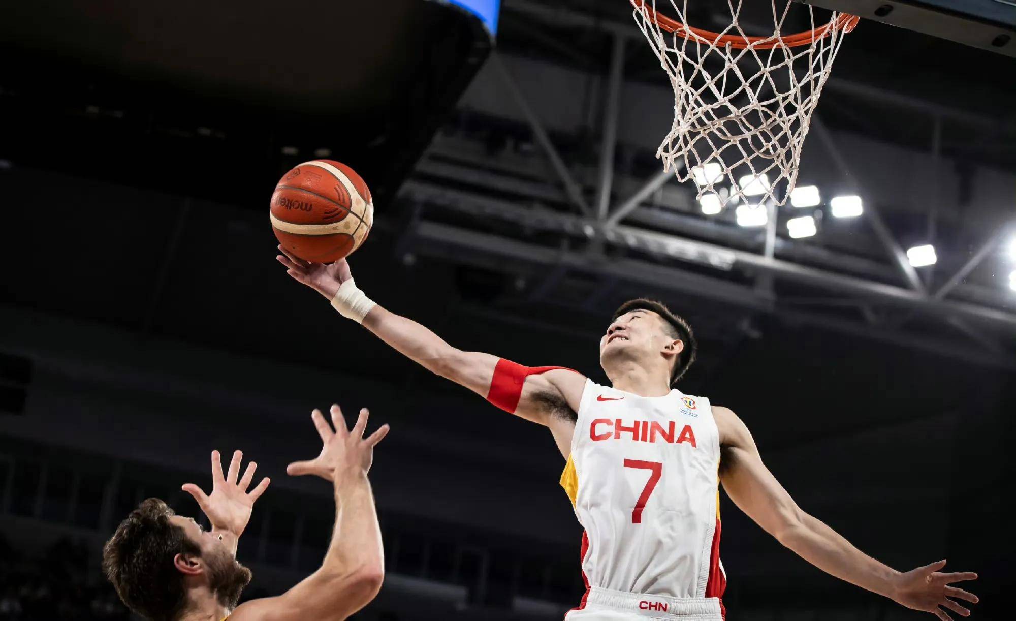 新疆男篮在紧张比赛中保持操控最终战胜对手 新疆男篮在紧张比赛中保持操控最终战胜对手