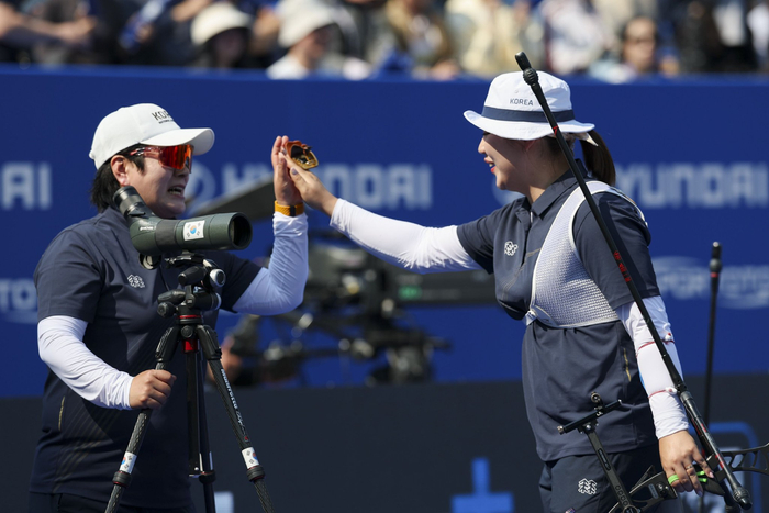 开云体育中国-俄罗斯女子射箭队喜获金牌，士气高昂
